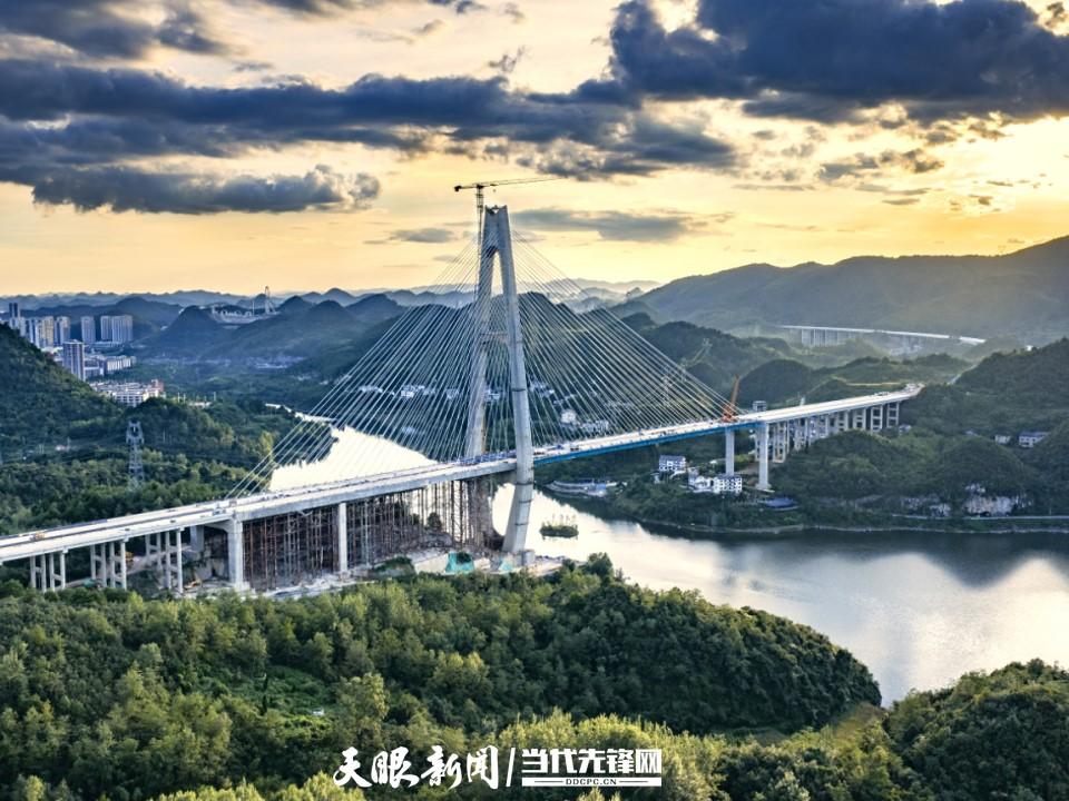 关键节点突破！贵安扩容项目百花湖特大桥成功合龙