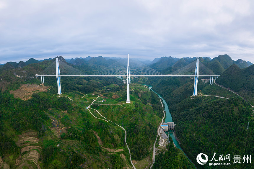 贵州平塘：“天空之桥”跨天堑