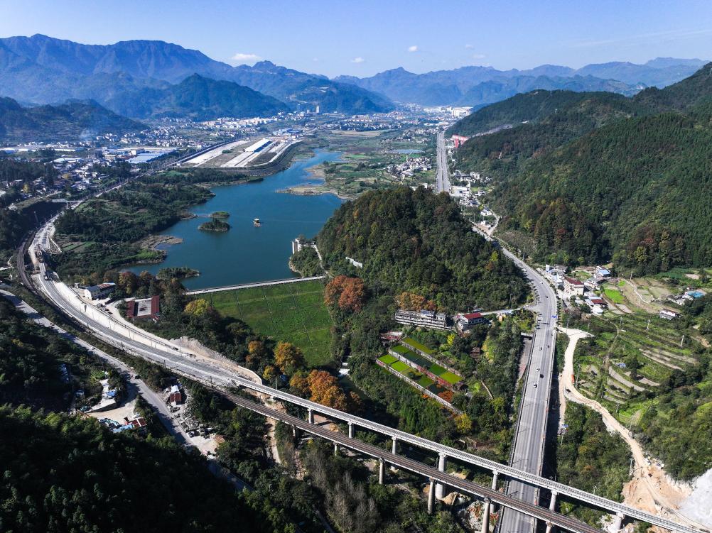 贵州瓮马铁路南延伸线架梁铺轨完成