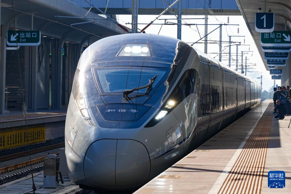 “地无三尺平”的贵州全面建成高铁交通圈