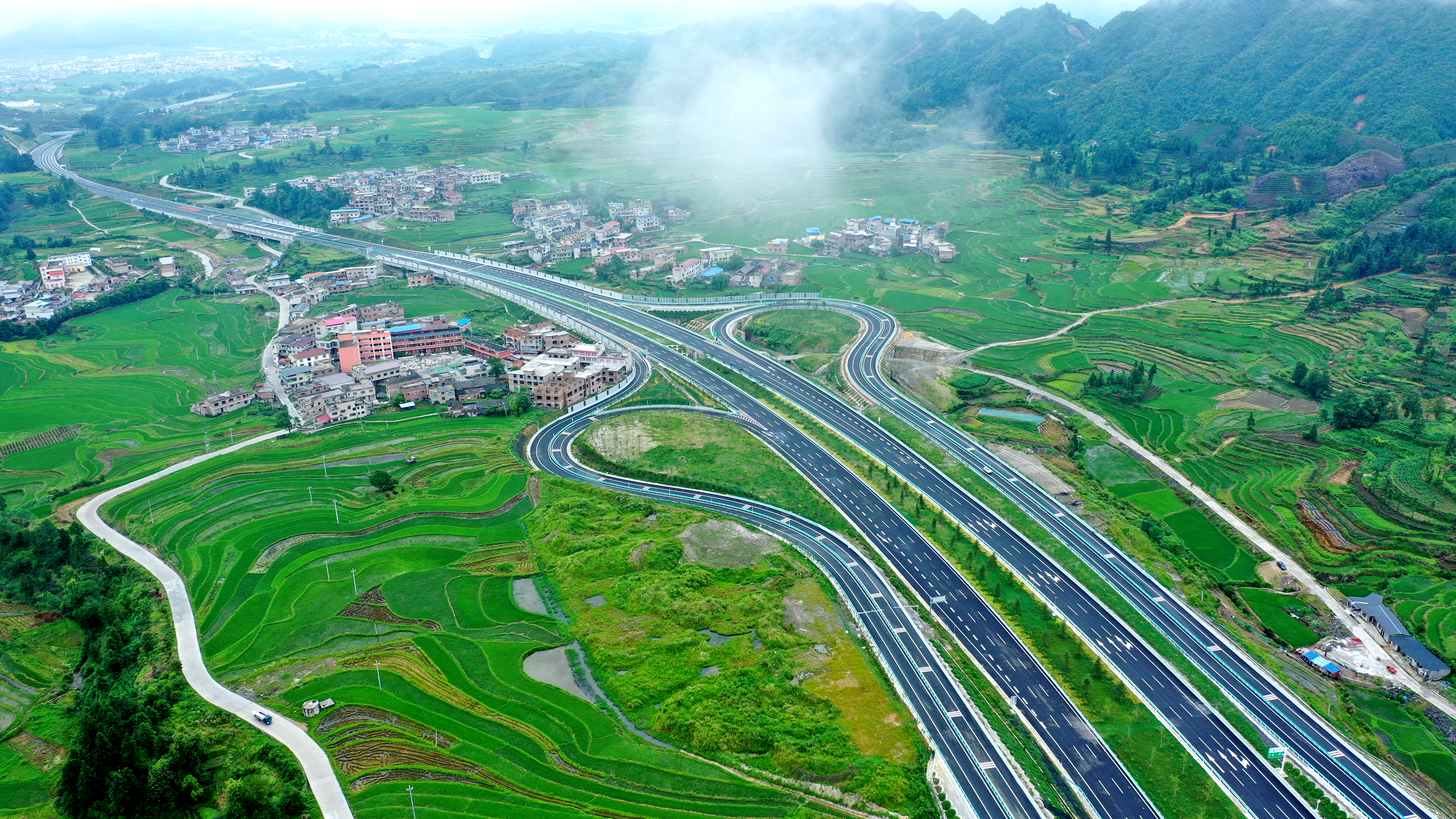都安高速公路云雾服务区路段 (2).jpg