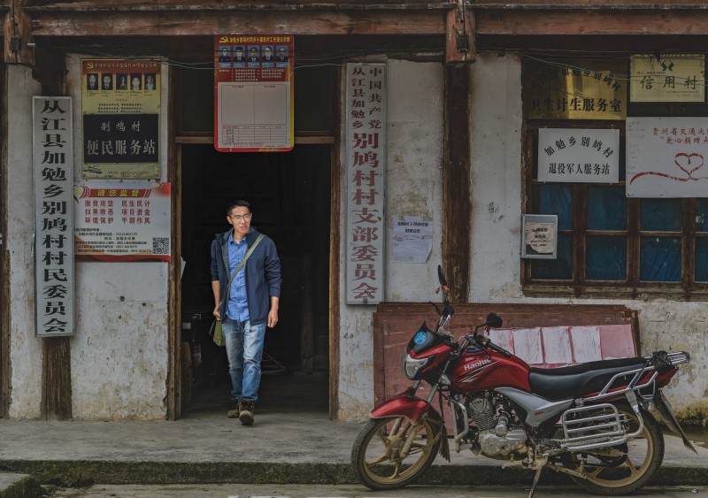 1.驻村第一书记胡昌勇在别鸠村委办公楼 张家裕 摄影.jpg