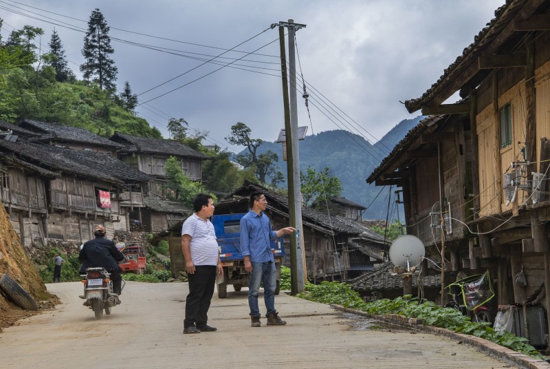 驻村第一书记胡昌勇查看村民老旧房改造情况 张家裕 摄影.jpg