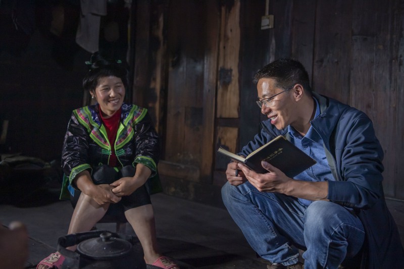 驻村第一书记胡昌勇深入了解贫困户基本情况 张家裕 摄影 (2).jpg