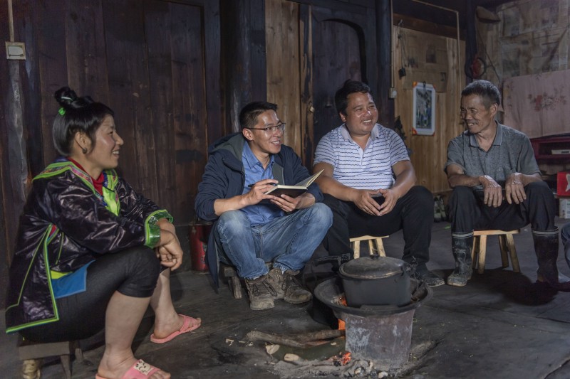 驻村第一书记胡昌勇深入了解贫困户基本情况 张家裕 摄影.jpg