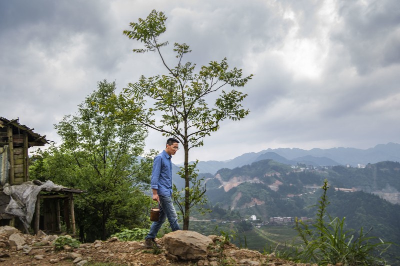 驻村第一书记胡昌勇走在去贫困户家的路上 张家裕 摄影.jpg